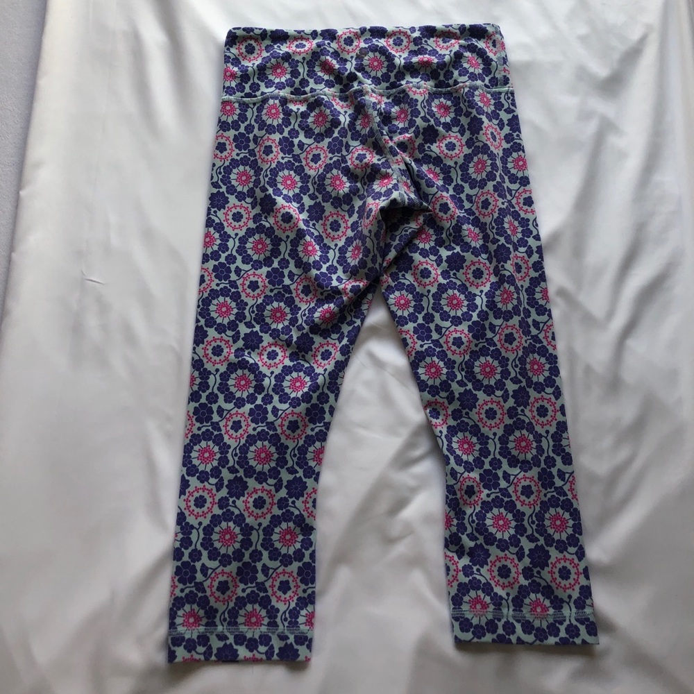 LULULEMON Women’s Crops Size 6